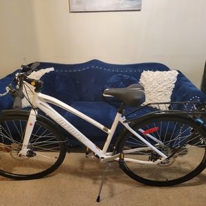 New Infinity $200 Bike three disc boss Shimano (garage kept) Pickup only no ship